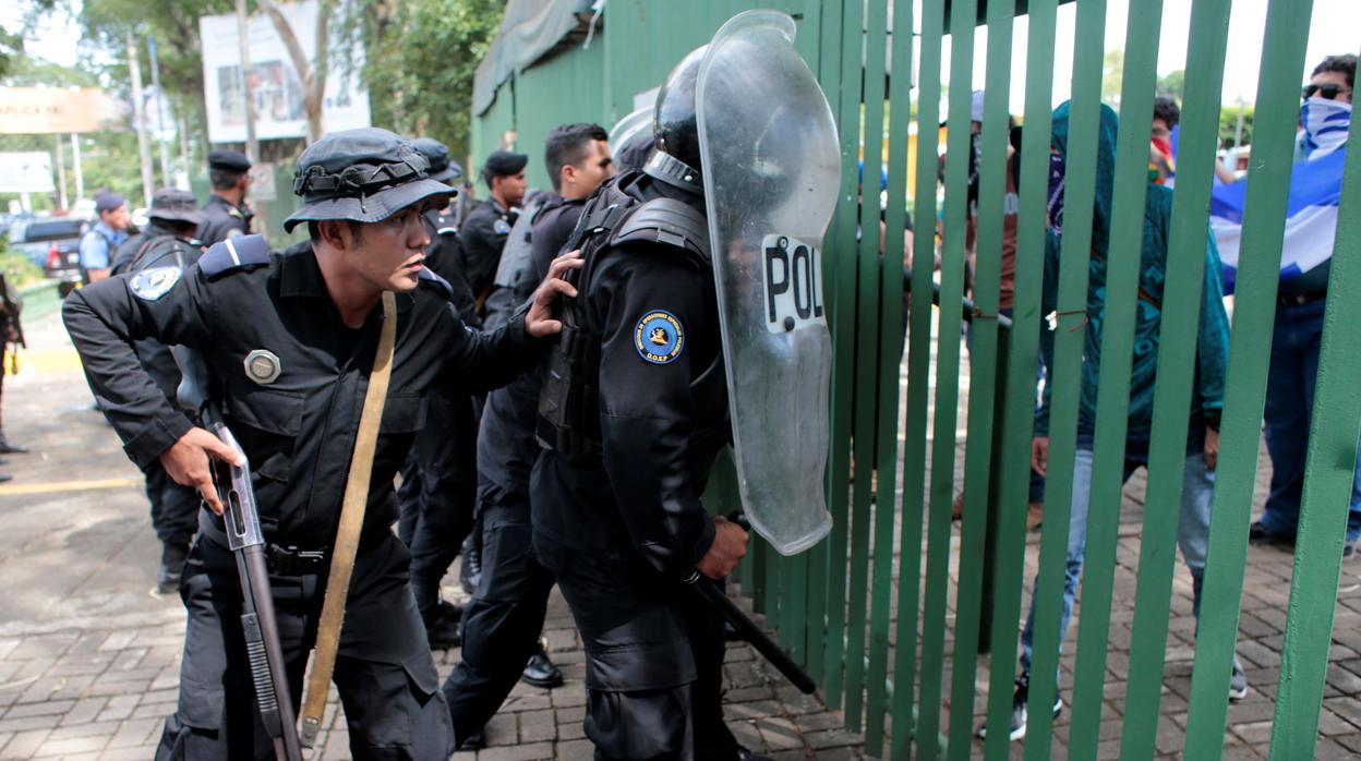 Agentes de policía bloquean la entrada de la Universidad de América Central durante una protesta contra el gobierno de Ortega