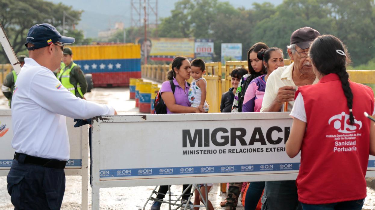 Agentes fronterizos de Colombia comprueban los documentos en el puente internacional Simón Bolívar