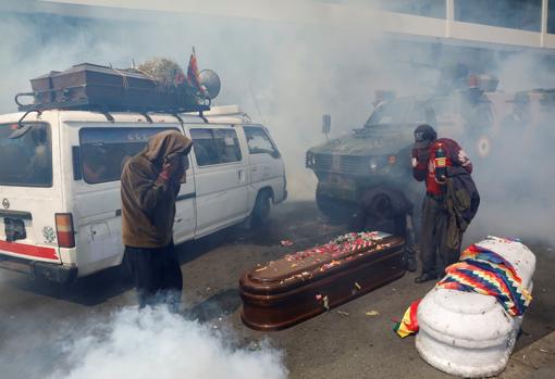 La policía de Bolivia usa gases lacrimógenos para dispersar una marcha que portaba los ataúdes de otros manifestantes