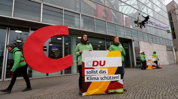 Greenpeace roba la C de las siglas de la CDU en la sede de Merkel
