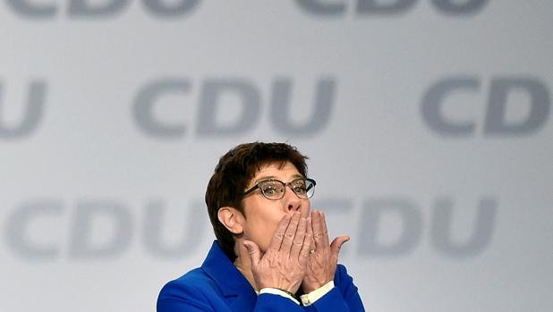 La sucesora de Merkel, Kramp-Karrenbauer, neutraliza la rebelión en la CDU