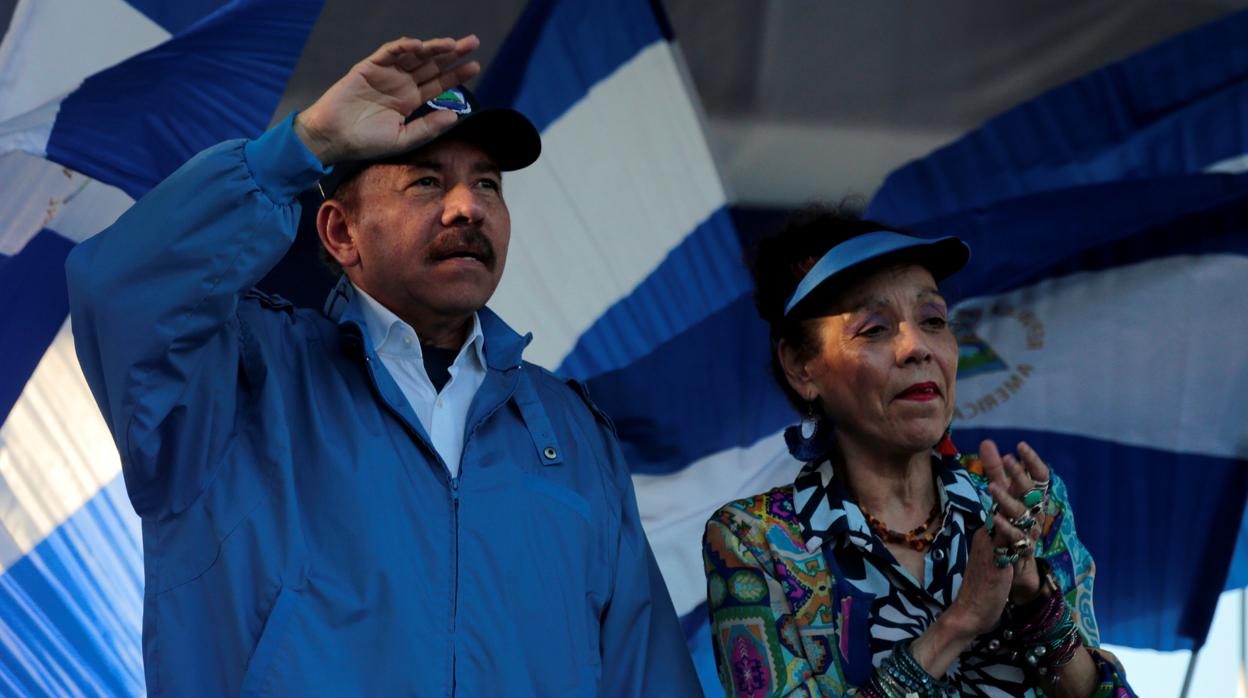 El presidente de Nicaragua, Daniel Ortega, junto a la vicepresidenta, Rosario Murillo