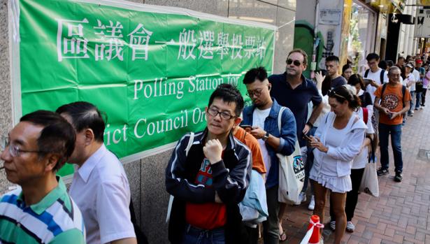 Hong Kong se vuelca en unas elecciones municipales que son un plebiscito al Gobierno