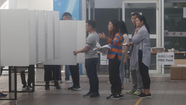 La violencia pone en peligro las elecciones municipales en Hong Kong