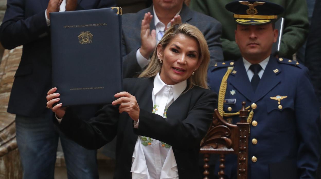 La presidenta interina de Bolivia, Jeanine Áñez, durante la promulgación de la ley para celebrar elecciones