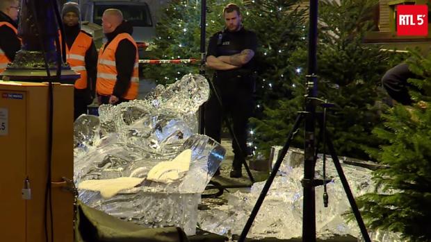 Un niño de dos años muere en un mercadillo navideño al caerle una escultura de hielo encima