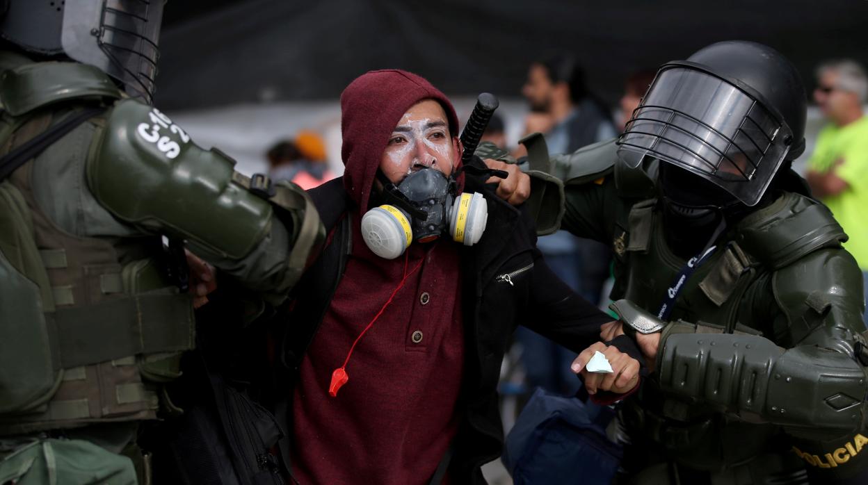 Un manifestante detenido durante el reciene paro nacional en Colombia
