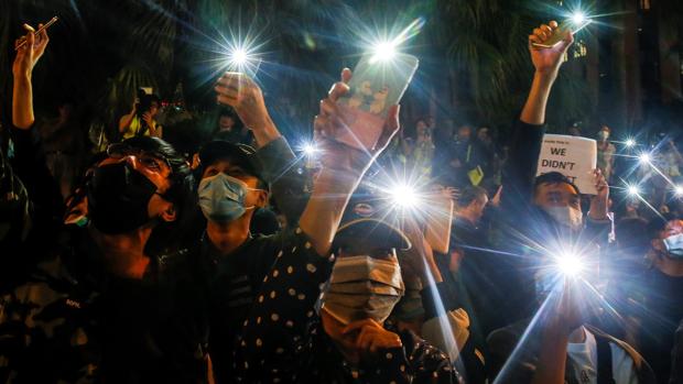 El Gobierno de Hong Kong promete investigar la revuelta, pero no cede tras la victoria de la oposición