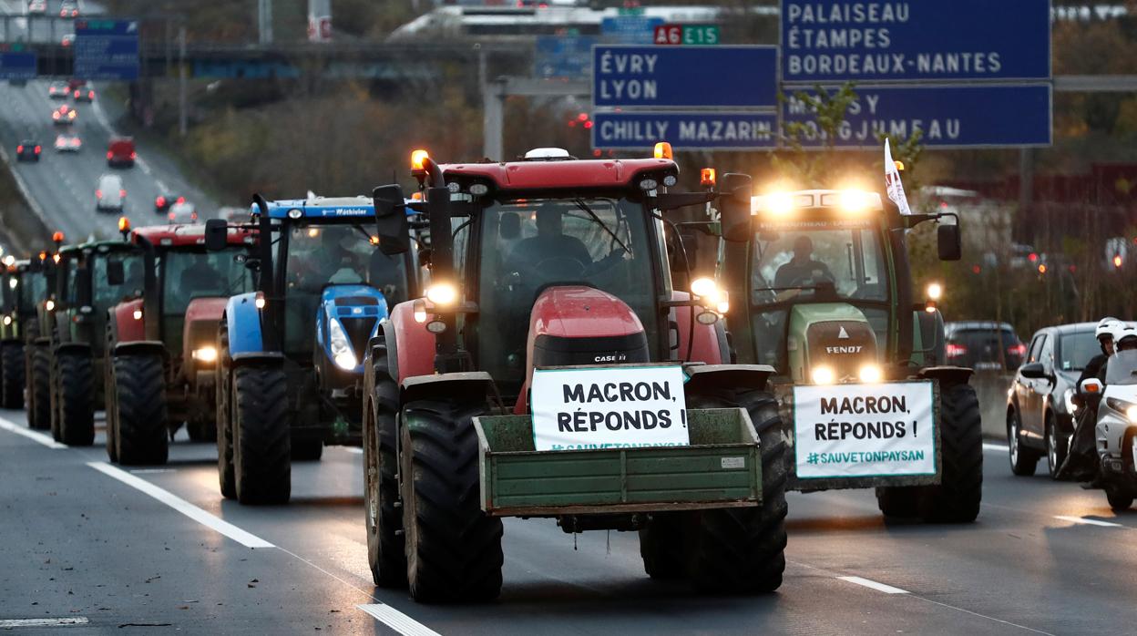 Los agricultores franceses salen a la calle para expresar su cólera contra Macron