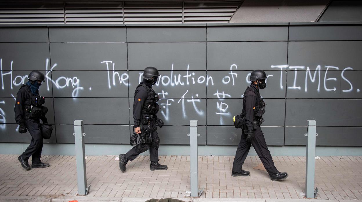 La policía china en la Universidad Politécnica de Hong Kong