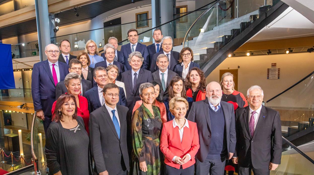 Foto de familia de la Comisión Europea que preside Von der Leyen