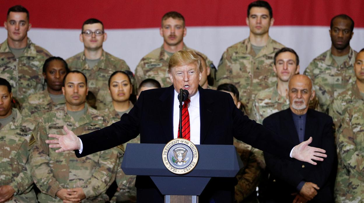 El presidente de Estados Unidos, Donald Trump, comiendo con los soldados