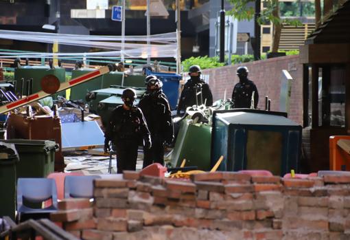 Un equipo de artificieros inspecciona las barricadas de la Politécnica en busca de bombas caseras y sustancias peligrosas