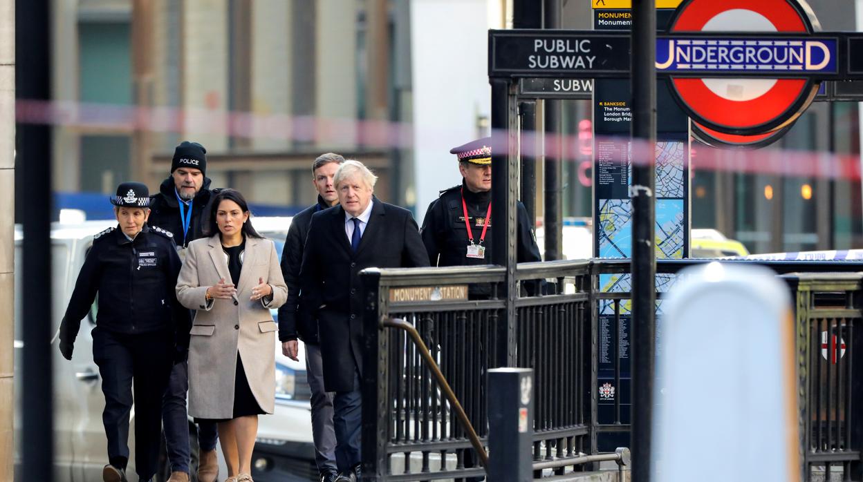 Boris Johnson, primer ministro británico, junto a Priti Patel, del Partido Conservador,