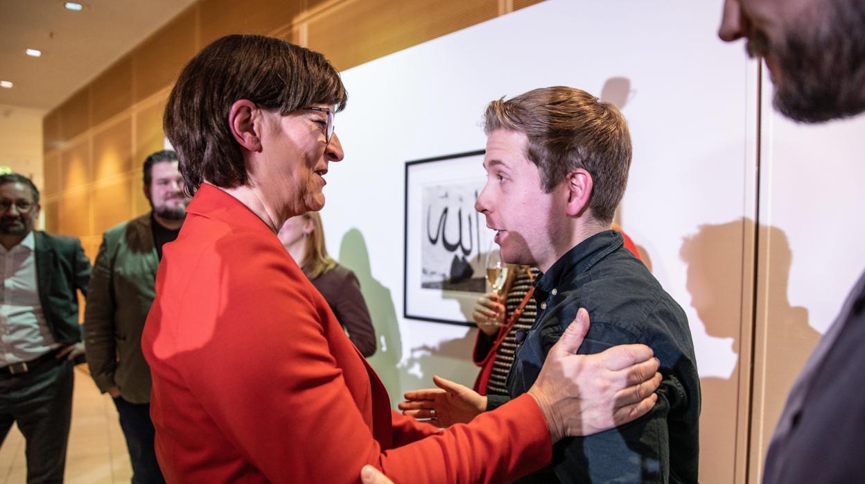 El líder de la organización juvenil del partido socialdemócrata (Jusos) Kevin Kuehnert (R) saluda al nuevo líder electo del Partido Socialdemócrata Alemán (SPD) Saskia Esken (L) después del anuncio del nuevo liderazgo del SPD