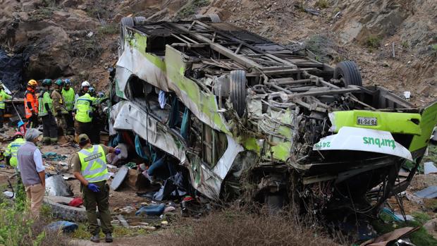 Al menos 21 muertos al caer un autobús por un barranco en Chile