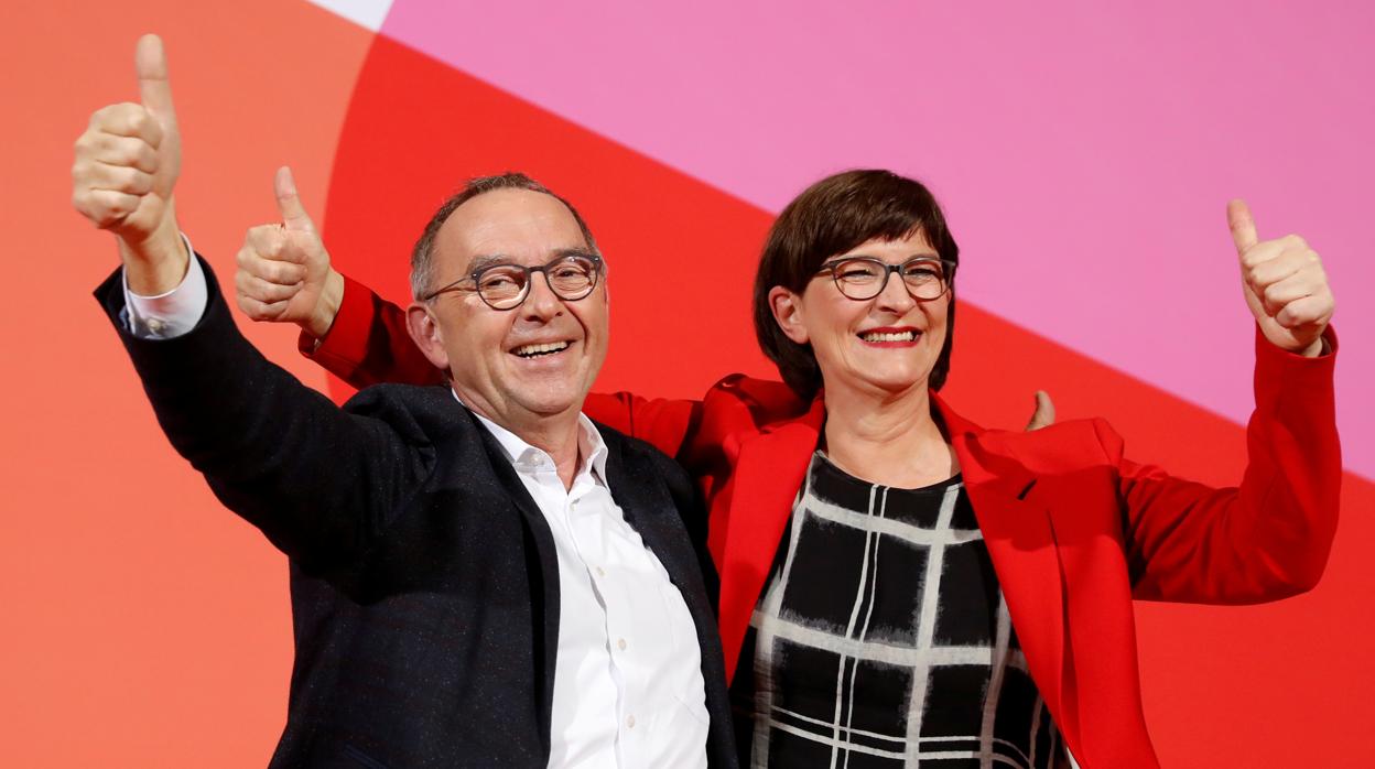 Saskia Esken y Norbert Walter-Borjans, líderes de la nueva directiva del SPD