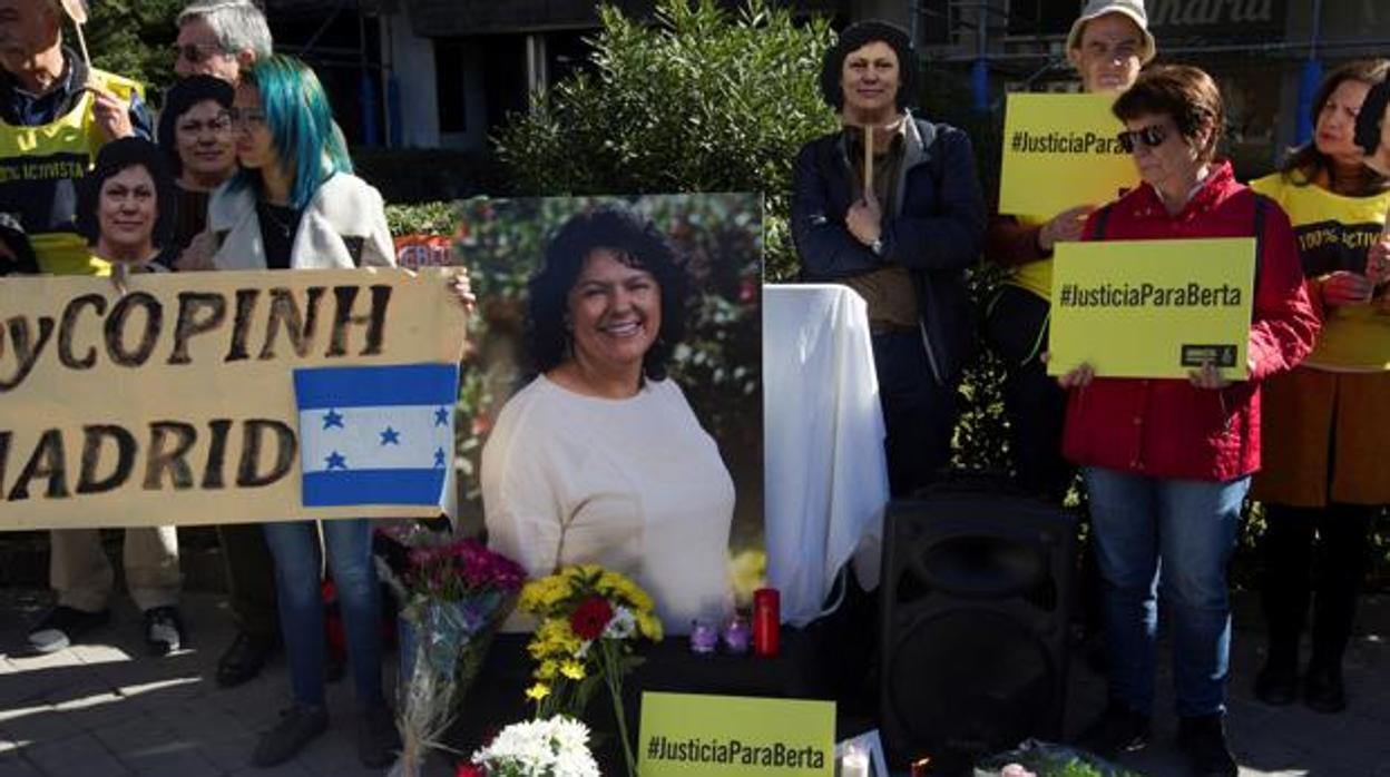 Concentración ante la Embajada de Honduras en Madrid para reclamar justicia real por el asesinato de la ambientalista hondureña Berta Cáceres