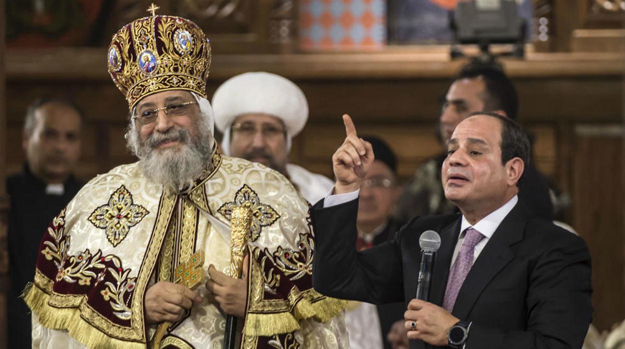 El presidente Al Sisi, con Tawadros II en una ceremonia religiosa