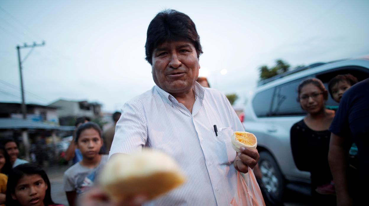 Evo Morales reparte comida en Bolivia en octubre