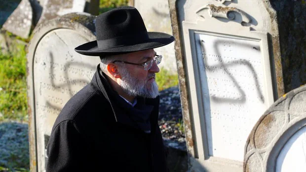 Una oficina contra el odio tras la profanación con esvásticas de un cementerio judío de Francia