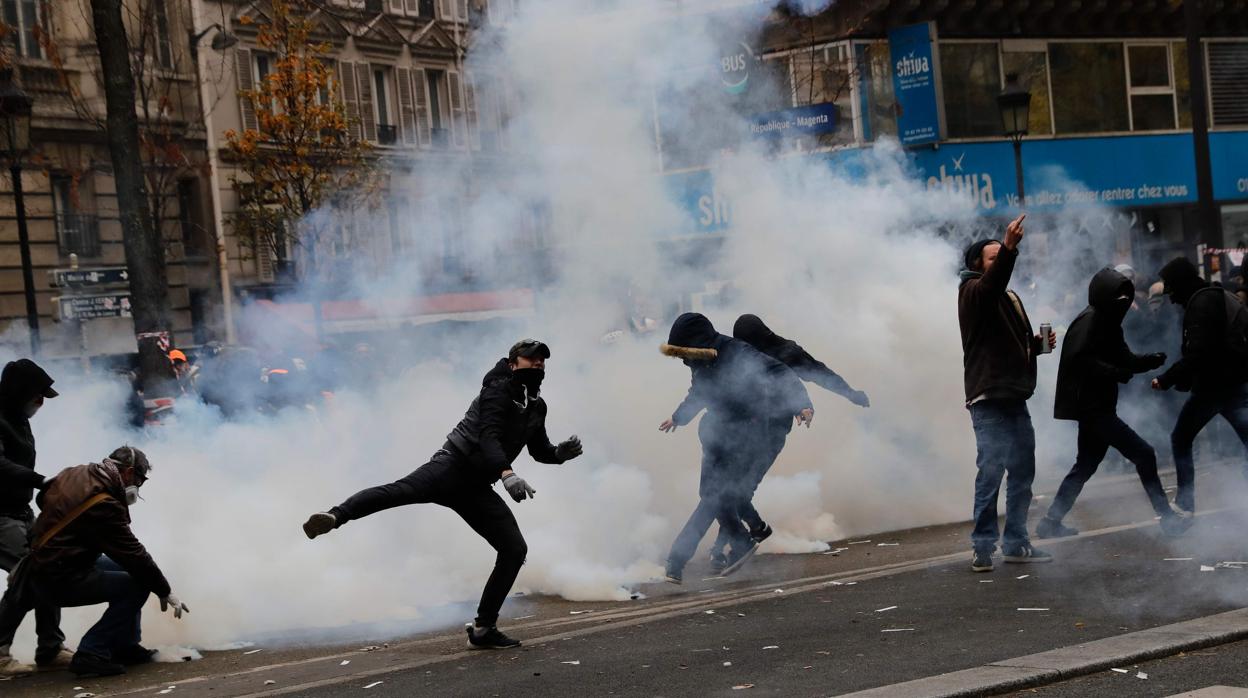 Enfrentamiento en una de las protestas por la reforma de las pensiones, en París