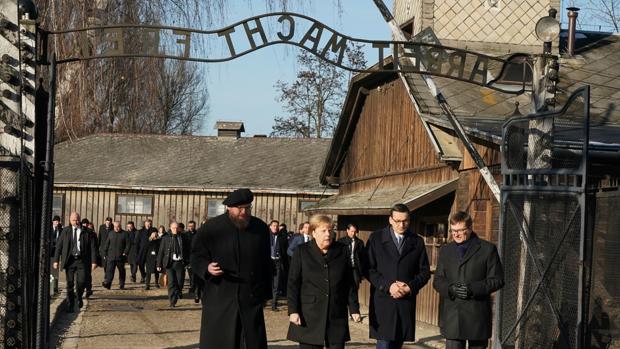 Merkel visita Auschwitz con una donación de 60 millones de euros