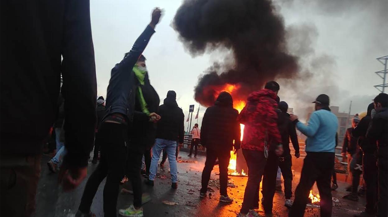 Protesta en Teherán por el aumento de la gasolina