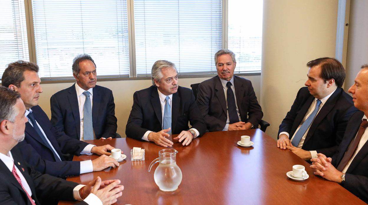 Alberto Fernández, mientras se reúne con el exgobernador de Buenos Aires y actual diputado, Felipe Solá (derecha), que será el próximo ministro de Exteriores de Argentina