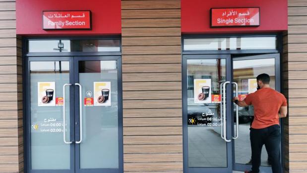 Arabia Saudí permite que las mujeres utilicen la misma puerta que los hombres en los restaurantes