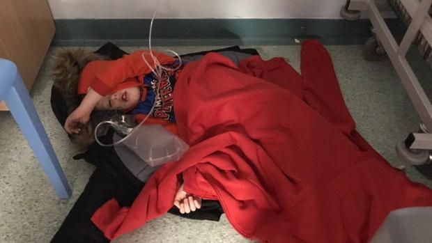 La foto de un niño durmiendo en el suelo de un hospital opaca la campaña de Johnson