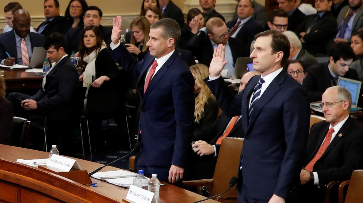 Daniel Goldman, director de investigaciones de los demócratas en la Comisión de Inteligencia, y Steve Castor, asesor de los republicanos, juran en la audiencia en el Comité Judicial