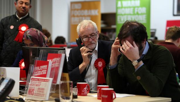 Una grabación a un miembro de su partido debilita aún más a Corbyn