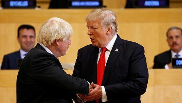 Trump felicita a Johnson por su «gran victoria» y le ofrece un tratado comercial