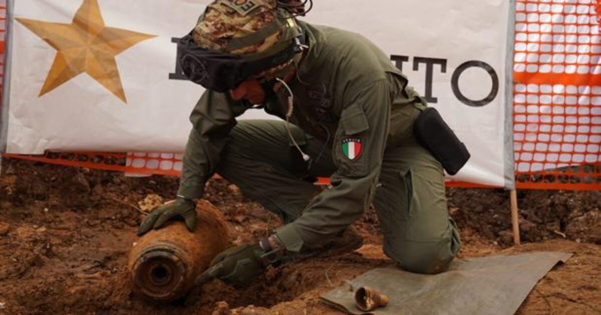 Un agente durante los trabajos de desactivación de la bomba en Brindisi (Italia)