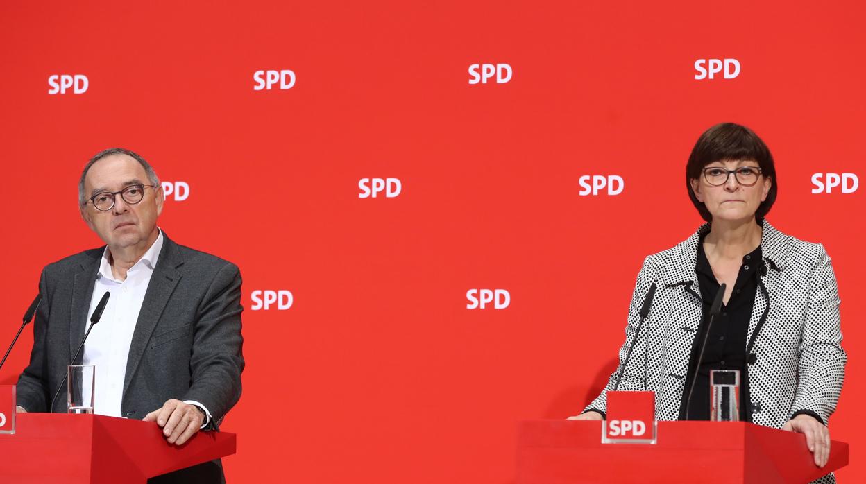 Los nuevos líderes del SPD, Saskia Esken (derecha) y Norbert Walker-Borjans, en una rueda de prensa