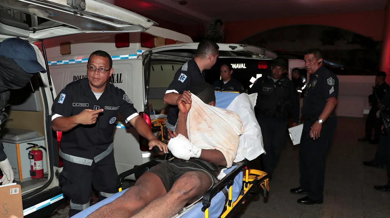 Un herido por el tiroteo es trasladado al hospital