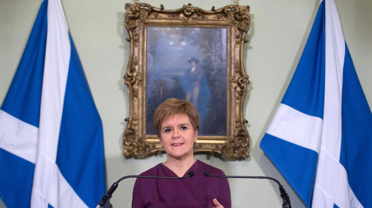 La líder del Partido Nacional de Escocia (SNP) y primera ministra de Escocia, Nicola Sturgeon, expone su propuesta para un segundo referéndum de independencia