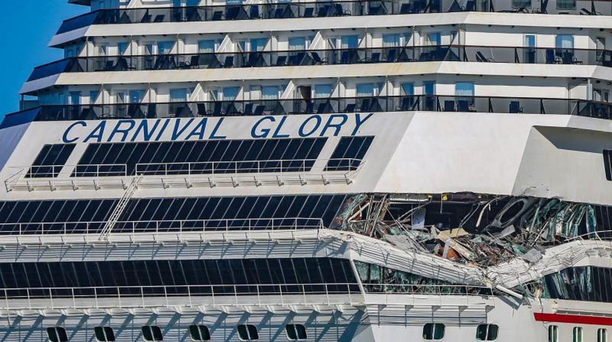 Imagen de cómo quedó el crucero Carnival Glory por el impacto