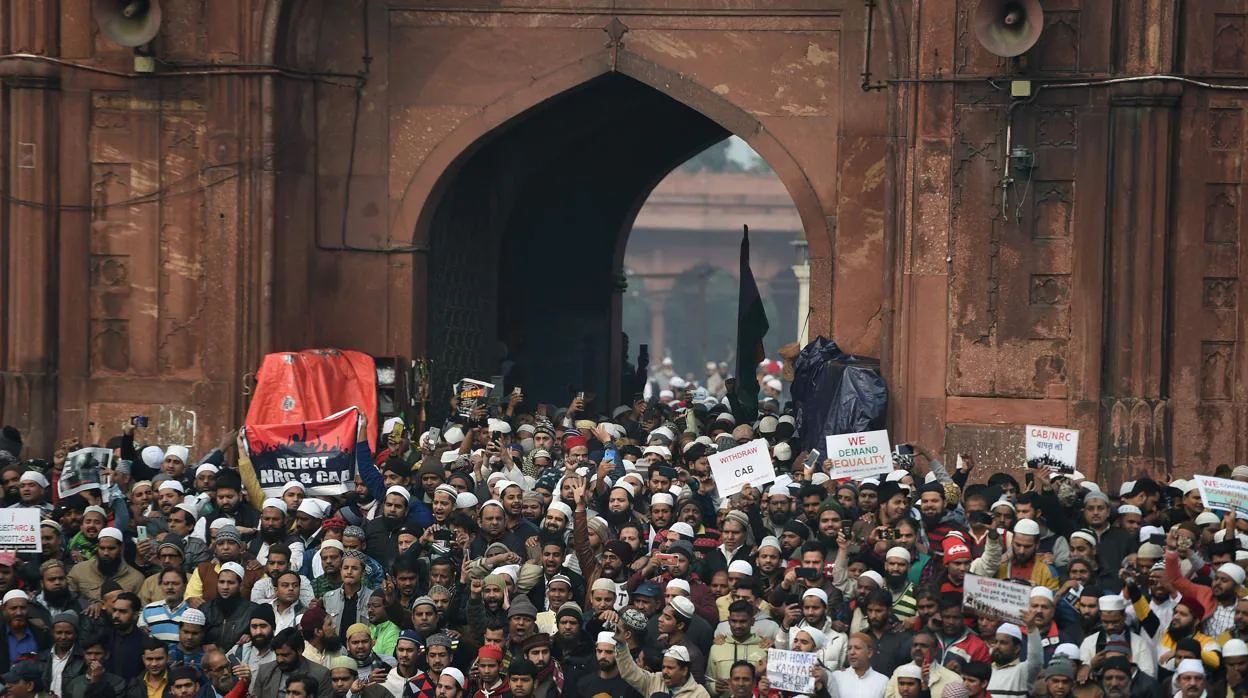 Los manifestantes se reúnen en la mezquita Jama Masjid en una manifestación contra la nueva ley de ciudadanía de la India