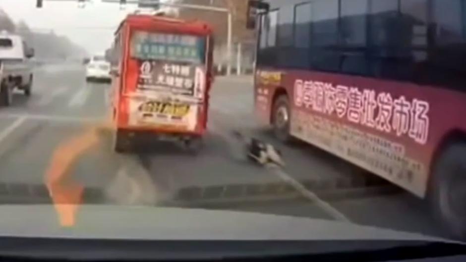 Un niño, a punto de ser arrollado tras caer de un autobús en marcha en China