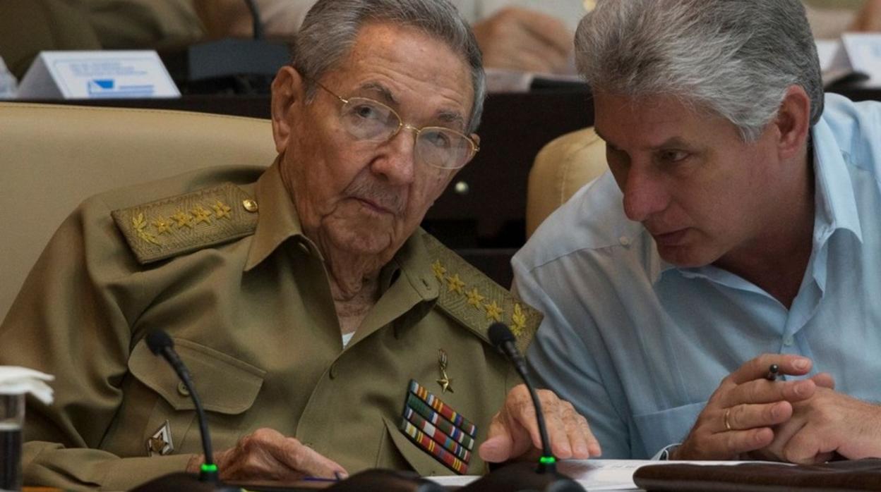 Raúl Castro (izquierda) y Miguel Díaz-Canel