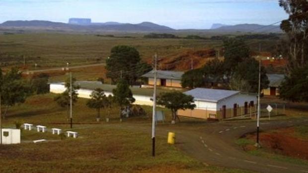 Al menos un muerto en una sublevación de militares e indígenas venezolanos en la frontera con Brasil