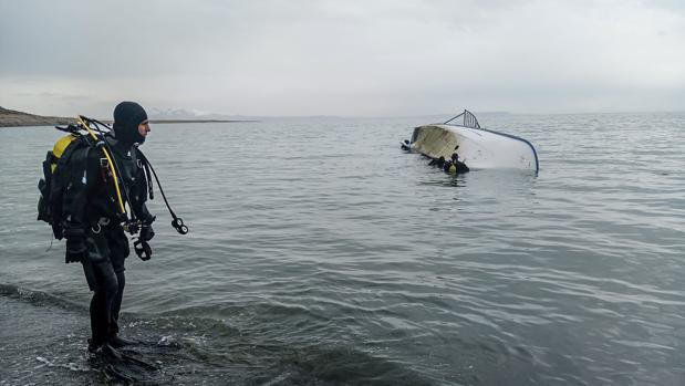 Siete muertos tras naufragar un barco con inmigrantes en un lago de Turquía