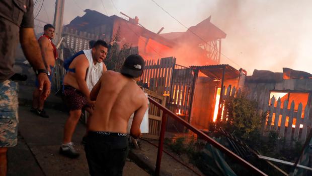 Arde la ciudad chilena de Valparaíso tras un incendio que se cree fue intencionado