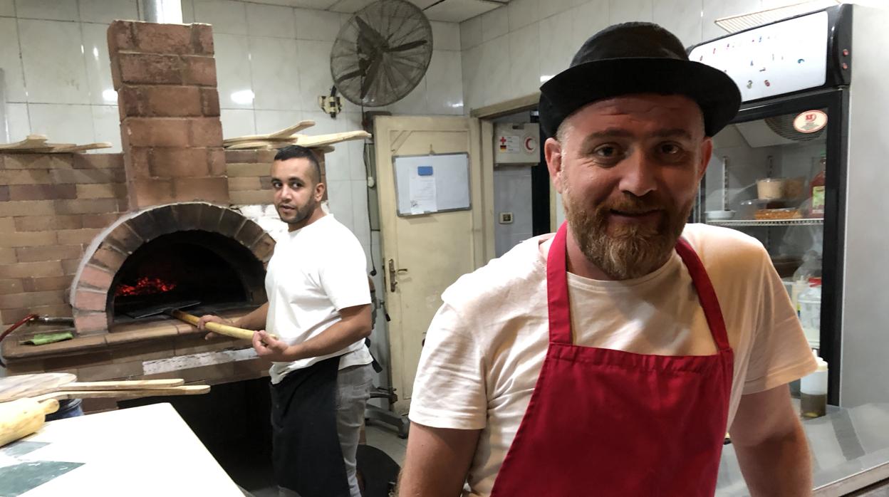 Un cocinero sirio trabajando en un restaurante en Gaza