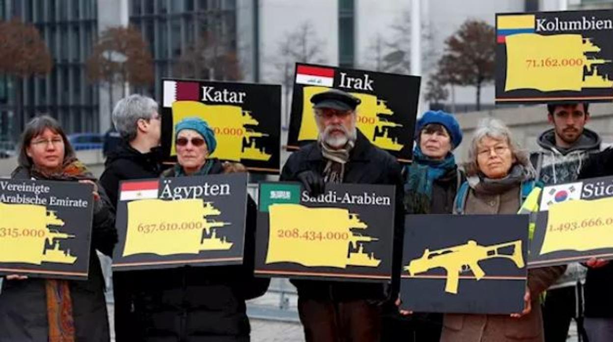 Activistas durante una manifestación en Berlín pidiendo al Gobierno de Alemania que ponga fin a las exportaciones mundiales de armas