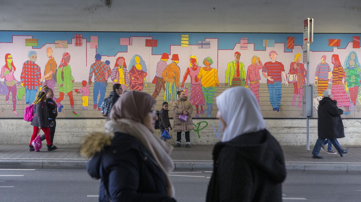 Vecinos de Bruselas transitan por las calles de la capital belga