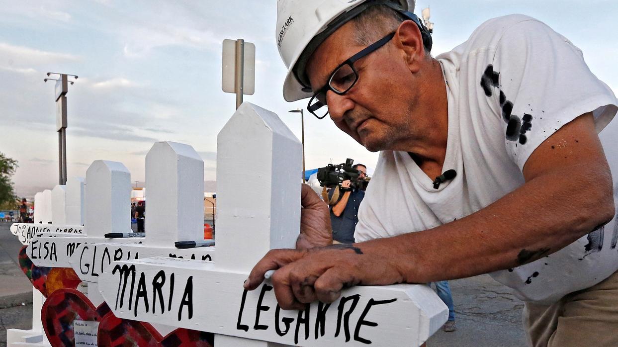 Cruces en El Paso con los nombres de algunas de las víctimas en el tiroteo en un centro comercial Walmart