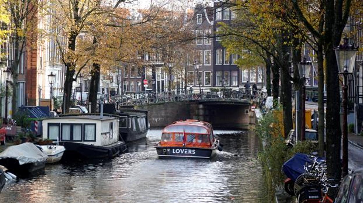 Vista de uno de los canales que recorren Amsterdam en Holanda -